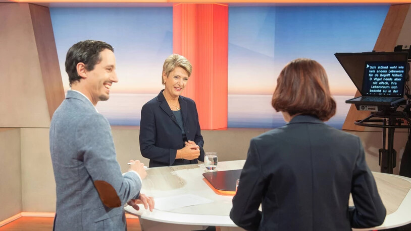 Bundesrätin Karin Keller-Sutter im TV Südostschweiz Studio während eines Interviews mit Denise Erni (rechts) und Thomas Kind. 
