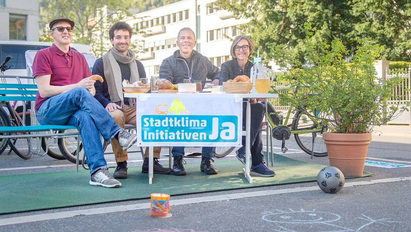 Auf einem Parkplatz: Andi Schnoz, Simon Gredig, Richard Walder und Anita Mazzetta (von links) informieren über die Zielsetzung der Stadtklima-Initiative. 