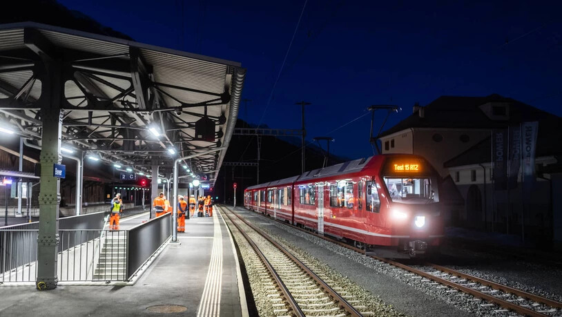 Durchfahrt: Der Weltrekordzug passiert den Bahnhof Bever.
