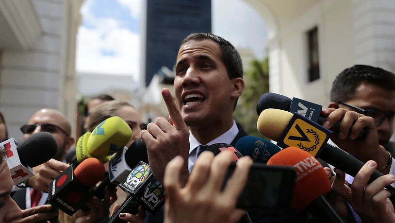ARCHIV - Juan Guaido, venezolanischer Oppositionsführer, spricht mit Journalisten, will im kommenden Jahr Vorwahlen abhalten, um einen  Präsidentschaftskandidaten zu bestimmen. Foto: Rafael Hernandez/dpa