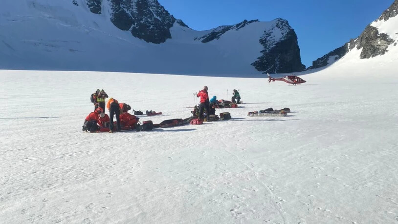 Rettungskräfte betreuen Opfer des Gletscherabbruchs am Grand-Combin im Wallis.