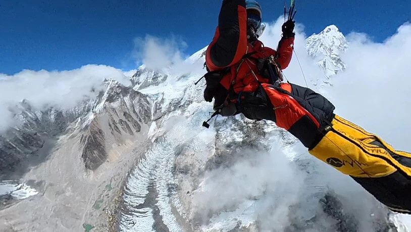 HANDOUT - Gleitschirmflieger Pierre Carter fliegt mit Gleitschirm vom Mount Everest. Südafrikaner Pierre Carter ist als erster Mensch mit einem Gleitschirm und einer Bewilligung von nepalesischen Behörden vom Mount Everest geflogen. Foto: Privat/Pierre…