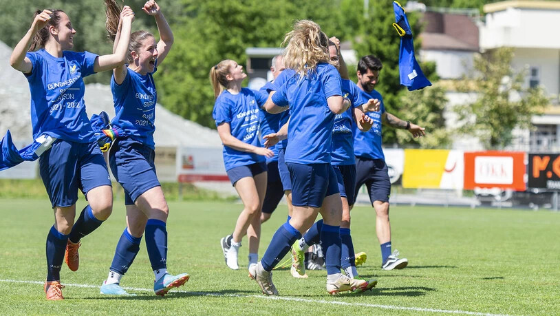 Die Frauen des FC Thusis-Cazis dürfen jubeln: Gleich mit 3:0 siegt die Mannschaft aus der 2. Liga gegen das unterklassige Chur 97 in Schluein im Bündner Fussball-Cupfinal.