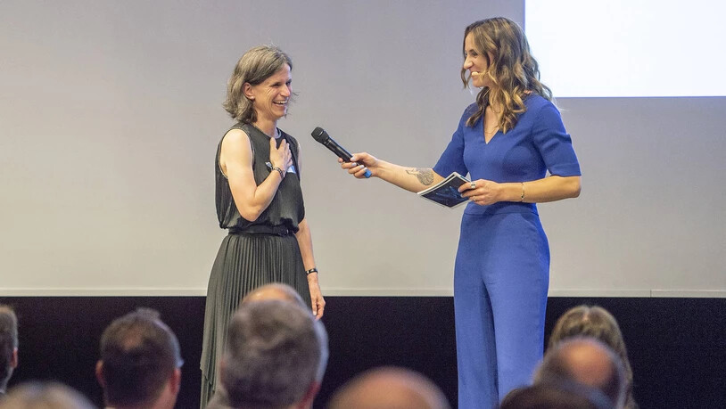 Gerührte Funktionärin und Trainerin: Sonja Bonell (links) vom BTV Chur nimmt die Gratulation von Moderatorin Oceana Galmarini entgegen. 