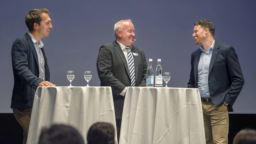Legendentalk: René Weber (Mitte) interviewt die beiden zurückgetretenen Olympiasieger Carlo Janka (links) und Dario Cologna.