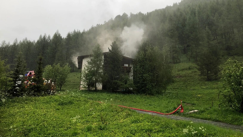 Aufsteigender Rauch: In das Dach dieses Hauses schlug der Blitz ein und verursachte einen Brand.