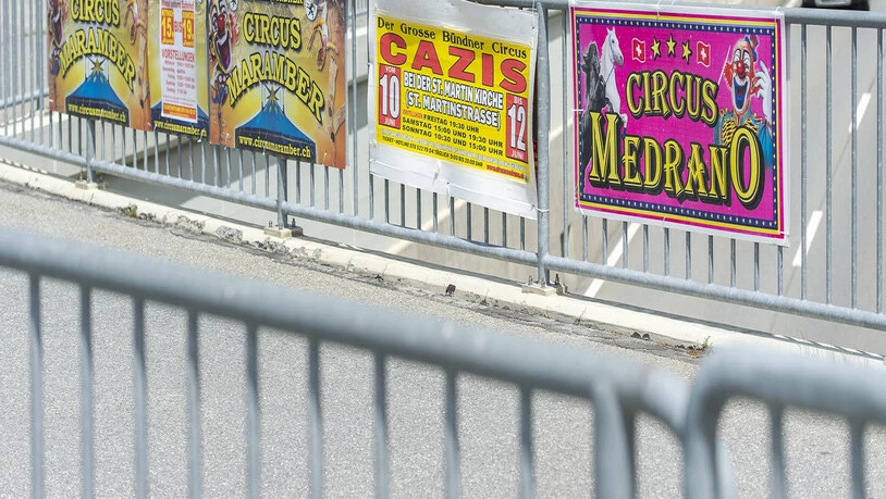 Zum Verwechseln ähnlich: An der nahe des Bahnhofs Bonaduz gelegenen Fussgängerbrücke, die über die Hauptstrasse führt, werben derzeit beide «Bündner» Zirkusse für ihre Vorführungen.