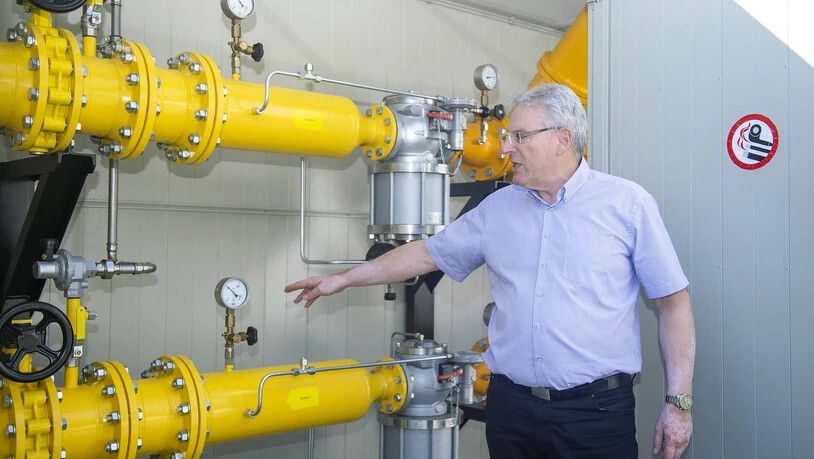 Abspeisen ins regionale Netz: Geschäftsführer Martin Derungs zeigt, wie bei der IBC in Chur an der Felsenaustrasse der Gasdruck mit einer Druckreduzierstation von fünf Bar auf 50 Millibar gebracht wird.