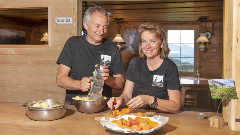 Ein gutes Team: Hanspeter und Petra Dal Ponte rüsten zusammen das Mittagessen und den Zvieri für die Gäste der Schesaplanahütte oberhalb von Seewis im Prättigau. Trotz den langen und arbeitsintensiven Tagen geniessen sie die Sommermonate auf der Hütte.