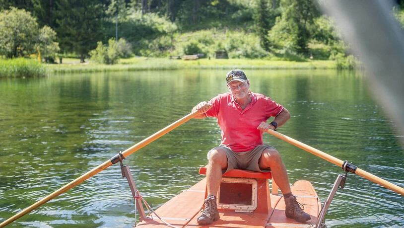 «Baywatch» in der Badi Arosa: Sepp Nauer ist seit 28 Jahren als Bademeister in der legendären Aroser Badi am Untersee tätig. Er zeigt, dass der vermeintliche Traumjob seine Tücken hat, denn er rettete bereits mehrere Menschen vor dem Ertrinken.