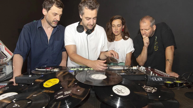 Was der Plattenteller auch noch kann: Peter Conradin Zumthor, Vera Kappeler und Gimma (von links) schauen DJ Illvibe (2. von links) über die Schultern. 