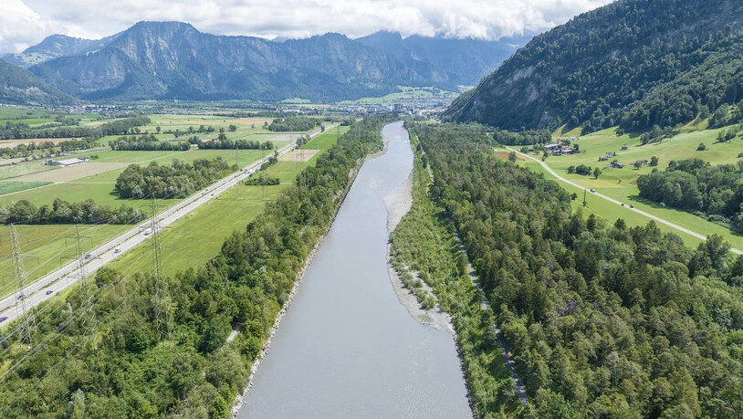 Wird aus seinem Korsett befreit: Noch fliesst der Rhein bei Bad Ragaz – im Bild mit Blick in Richtung Landquart – kanalisiert. 