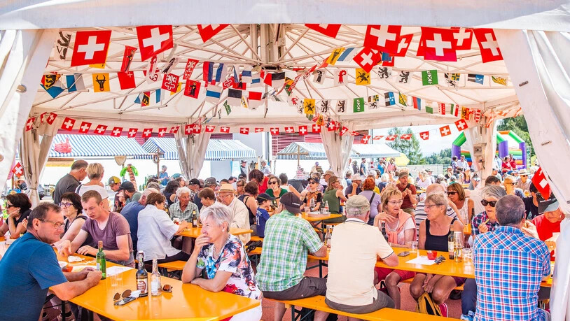 So lässt sich «la Svizra» feiern: im Festzelt auf dem roten Platz neben der Mehrzweckhalle am Bauernmarkt in Surcuolm. 