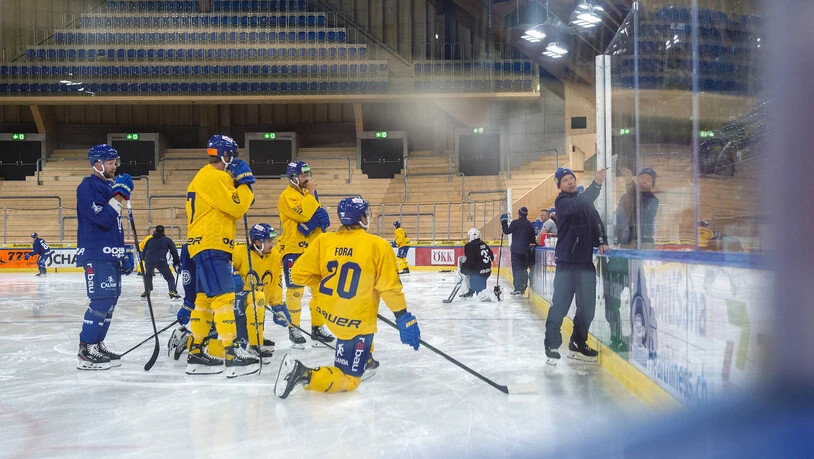 Am Mittwoch absolvierte der HC Davos das erste Eistraining nach der Sommerpause. Der Assistenztrainer Waltteri Immonen (rechts) gibt seinen Spielern Anweisungen.