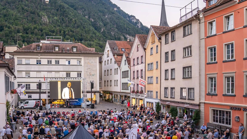 Gratis für alle: Während "Il Trovatore" in Haldenstein Premiere feiert, sehen Hunderte Schaulustige auf dem Churer Kornplatz die Direktübertragung - auch Bischof Joseph Maria Bonnemain hatte sich unters Volk gemischt. 