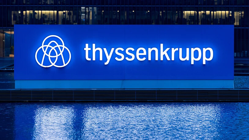 Ein Schild mit dem Schriftzug und dem Logo des Stahlkonzerns Thyssenkrupp (Archivbild).