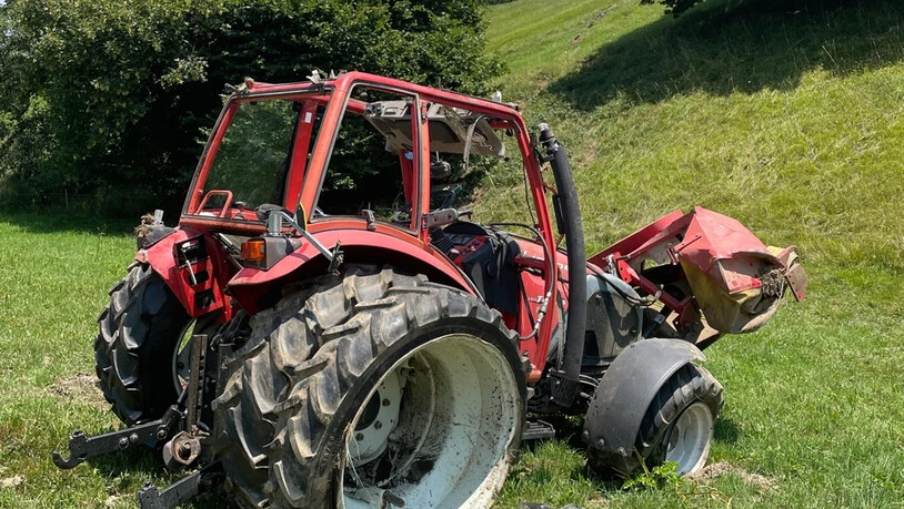 Traktor überschlug sich mehrmals: Ein Landwirt rutschte in Seewis mit seinem Traktor einen Abhang hinuter und starb dabei.