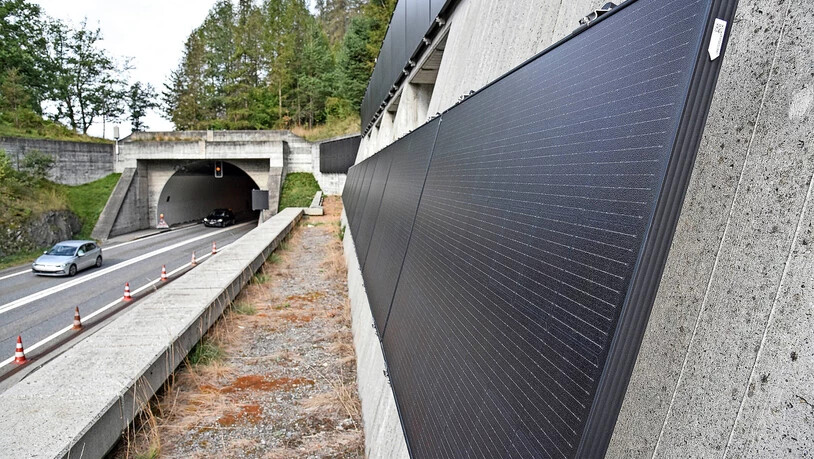 Eine Bündner Premiere: Die neue Fotovoltaikanlage am Ostportal des Tunnels Trin verfügt über 72 Panels und liefert im Jahr einen Ertrag von fast 21 000 Kilowattstunden Strom.