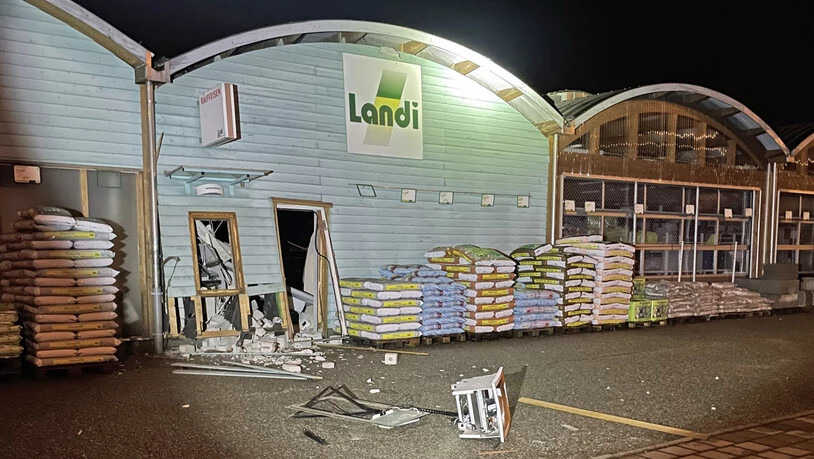 Bankomat-Sprenger haben sich in Schötz LU zu schaffen gemacht und das Landi-Gebäude dabei schwer beschädigt.