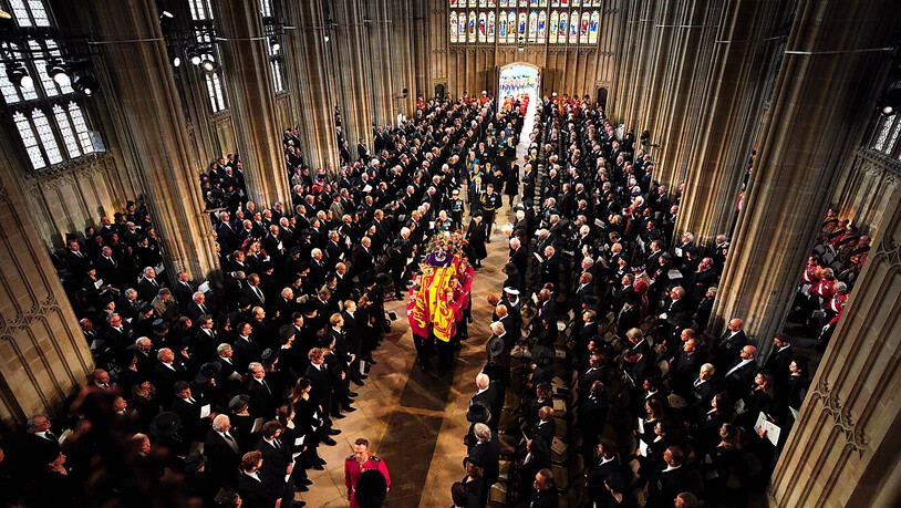 König Charles III. und Mitglieder der königlichen Familie folgen dem Sarg von Königin Elizabeth II., der in die St.-Georges-Kapelle von Schloss Windsor getragen wird. Foto: Ben Birchall/PA Wire/dpa