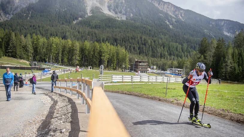 Unterwegs: Athlet Fabrizio Albasini stösst sich die leichte Steigung auf der Rollskibahn hoch.