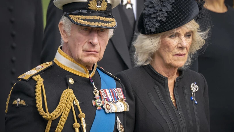 König Charles III. und Königingemahlin Camilla sehen zu, wie der Sarg von Königin Elizabeth II. während der feierlichen Prozession nach ihrem Staatsbegräbnis in der Westminster Abbey in London am Wellington Arch ankommt. Foto: Jane Barlow/PA Wire/dpa