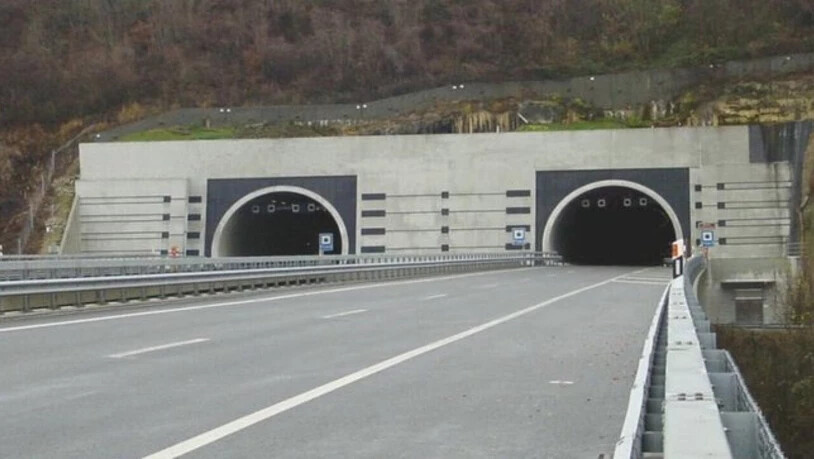 Am frühen Donnerstagabend kam es im Arrissoules-Tunnel auf der Autobahn A1 zwischen Freiburg und Waadt zu einem Autobrand.