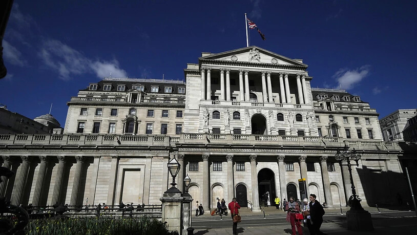 Experten erwarten, dass die britische Zentralbank die Zinsen bald erhöhen dürfte. Bis dann setzen manche Banken die Kreditvergab aus. (Symbolbild)