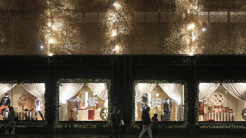 Weihnachtlich beleuchtete Kaufhäuser soll es - anders als letzten Dezember - dieses Jahr kaum mehr geben. (Archivbild aus Zürich von 2021)