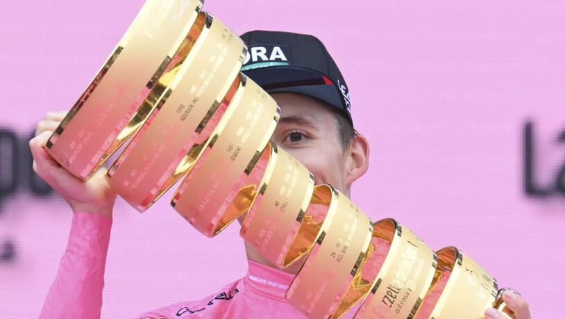 Die Giro-Trophäe in den Händen von Jai Hindley, dem australischen Gesamtsieger von 2022