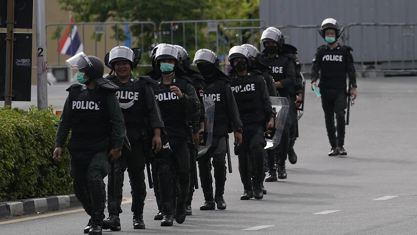 ARCHIV - Thailändische Polizeikräfte patrouillieren vor dem Regierungsgebäude in Bangkok (Symbolbild). Foto: Sakchai Lalit/AP/dpa