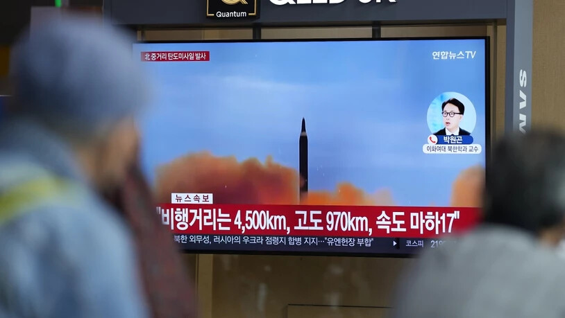 Ein Fernsehbildschirm im südkoreanischen Seoul zeigt eine Nachrichtensendung über den nordkoreanischen Raketenstart. Foto: Lee Jin-Man/AP/dpa