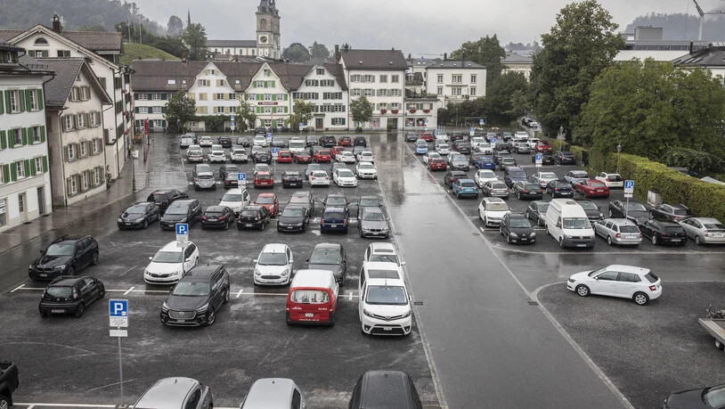 Autofreie Zukunft? Die Gemeinde Glarus will die Parkplätze auf dem Zaunplatz streichen.