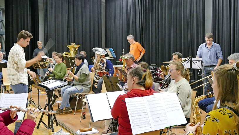Im Endspurt: Die Harmoniemusik unter Dirigent Hans-Ueli Landolt übt fleissig für das Jahreskonzert, das mit einem Theaterstück kombiniert wird.