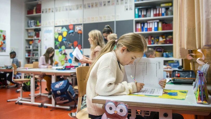 Integriert in die Schulklasse: Über ein halbes Jahr ist es her, seit die ersten ukrainischen Kinder in die Stadtschule Chur eingegliedert wurden, darunter die Schülerin Jessica. Seit Mitte März lernt sie hier Deutsch.