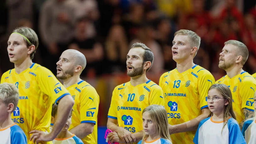 Besser als die Fussballer: Die Schweden lassen bei der Hymne ihre Stimme erklingen.