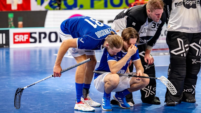 Grosse Enttäuschung: Finnische Spieler sind nach der Halbfinal-Niederlage kaum zu trösten. 