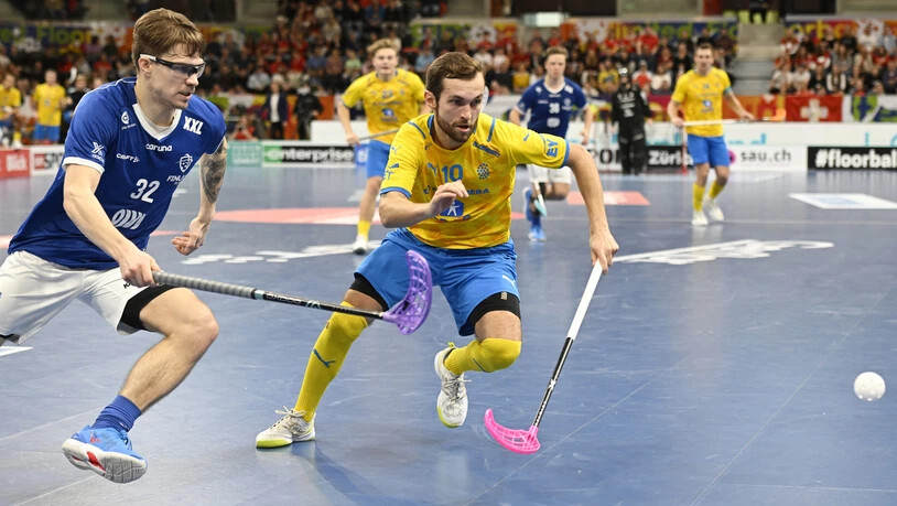 Laufduell: Schwedens Albin Sjögren (rechts) versucht den Ball vor dem Finnen Eemeli Akola zu erreichen.
