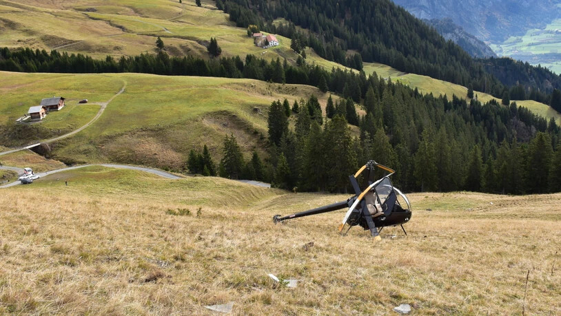 Glück im Unglück: Die beiden Piloten konnten sich selbst aus dem stark beschädigten Helikopter befreien.