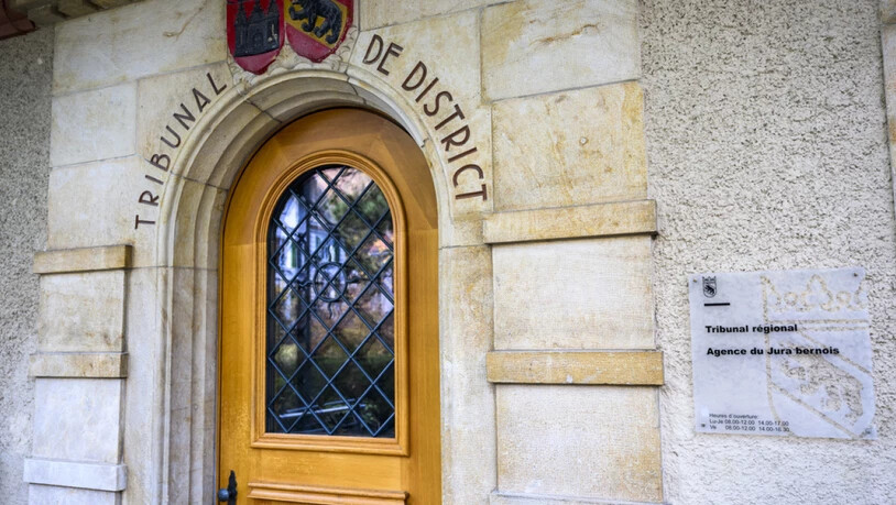 Das Bezirksgericht in Moutier BE hat am Donnerstag mehrere Männer zu bedingten Freiheitsstrafen verurteilt.(Archivbild)