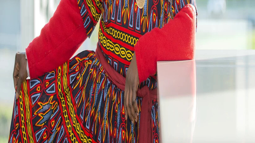 Immer ein Lächeln auf dem Gesicht: Auch wenn Rahel Mafisa Forba aus Kamerun derzeit in der Schweiz lebt, trägt sie mit ihrer traditionellen afrikanischen Tracht ein Stück Heimat mit sich. Für die Kamerunerin mit Wohnsitz in Andeer ist die Fussball-WM ein besonderes Ereignis.