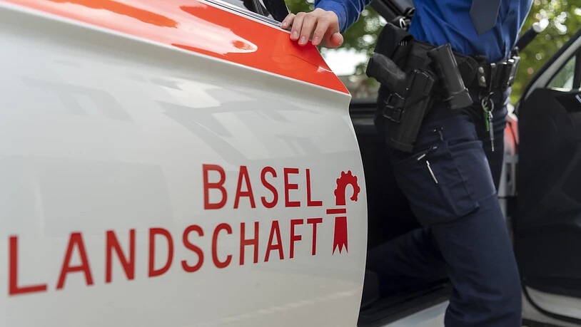 Eine Polizistin der Kantonspolizei Basel-Landschaft steigt aus einem Polizeiauto. (Symbolbild)