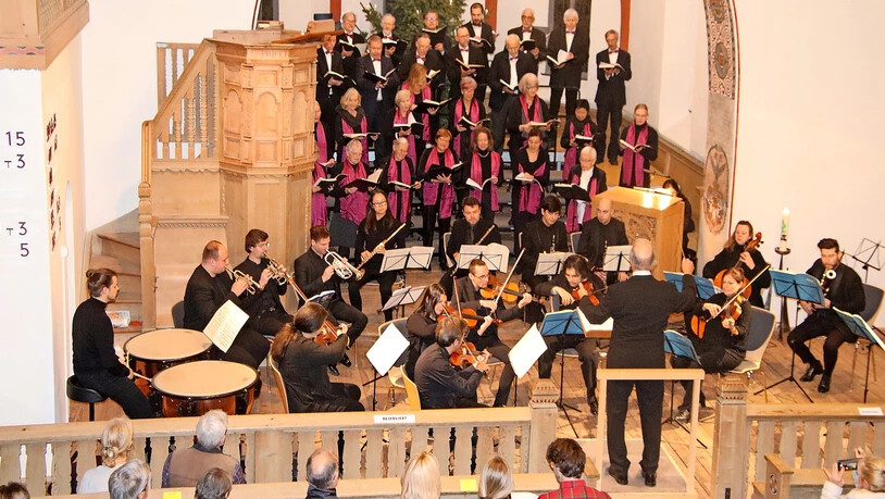 Chor und Orchester bildeten zusammen mit den Solistinnen und Solisten einen sehr homogenen Klangkörper. 