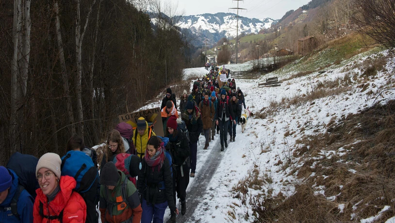 Von Küblis nach Davos: Laut Mitteilung sind am ersten Tag rund 300 Menschen bei der Wanderung dabei.