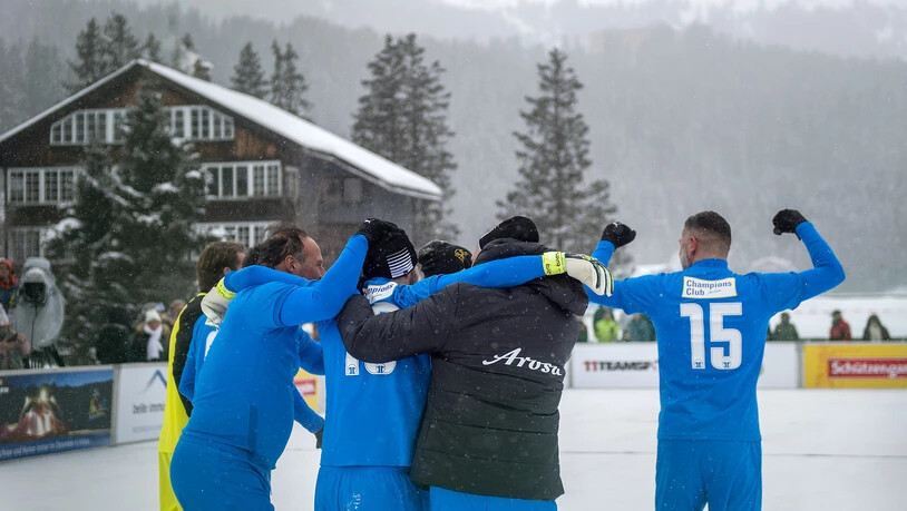 Jubelnde Sieger: Unter winterlichen Bedingungen schaffen die All-Stars die Titelverteidigung.