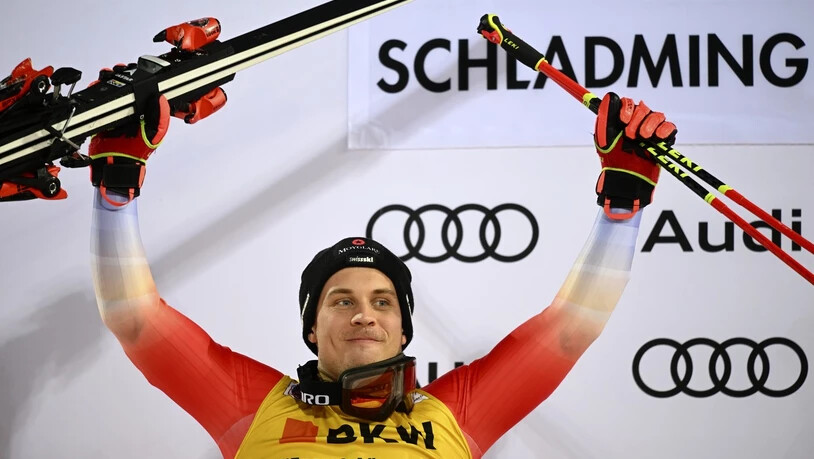 In Form: Gino Caviezel jubelt in Slalom über seinen Riesen-Podestplatz. 