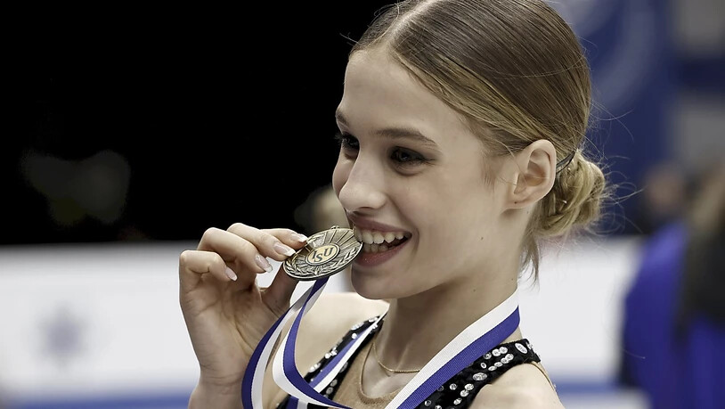 Die 16-Jährige lächelt in die Kameras: Kimmy Repond präsentiert die Medaille.