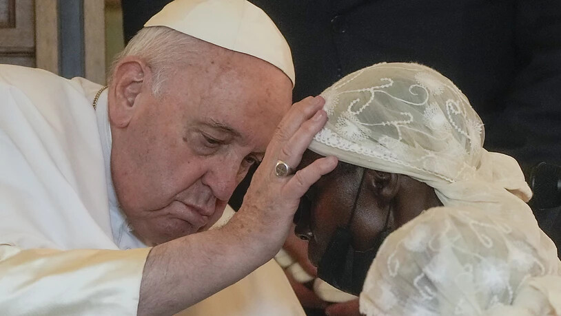 dpatopbilder - Papst Franziskus hält den Kopf eines Opfers der Gewalt im Osten der Demokratischen Republik Kongo in der Apostolischen Nuntiatur. Foto: Gregorio Borgia/AP/dpa