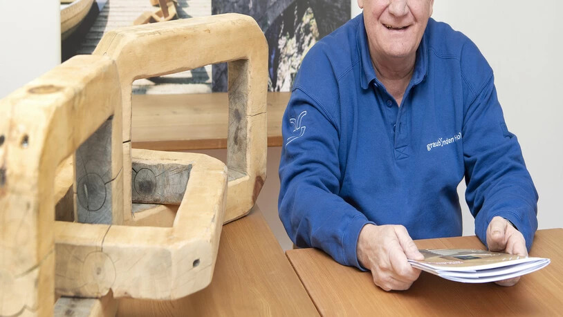 Macht sich für Zusammenarbeit stark: Marcel Lerch, Geschäftsführer von Graubünden Holz, präsentiert in seinem Büro in Landquart die beschlossenen Massnahmen, welche die links und hinter ihm symbolisch dargestellte Holzkette stärken sollen. 