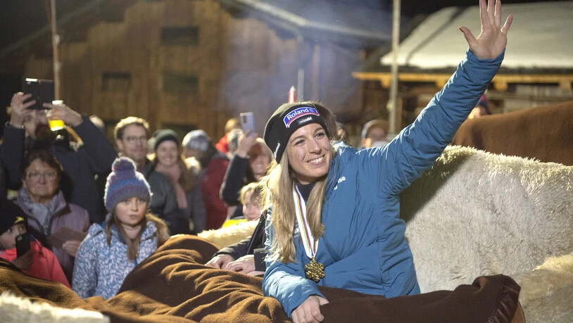 WM-Gold in der Abfahrt: Die 29-jährige Jasmine Flury wird von ihrer Fangemeinde in ihrem Heimatort Davos Monstein empfangen und gefeiert.